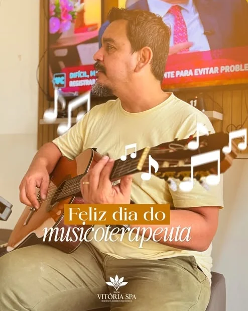 Feliz dia do musicoterapeuta — músico com violão na Rede Vitória Spa