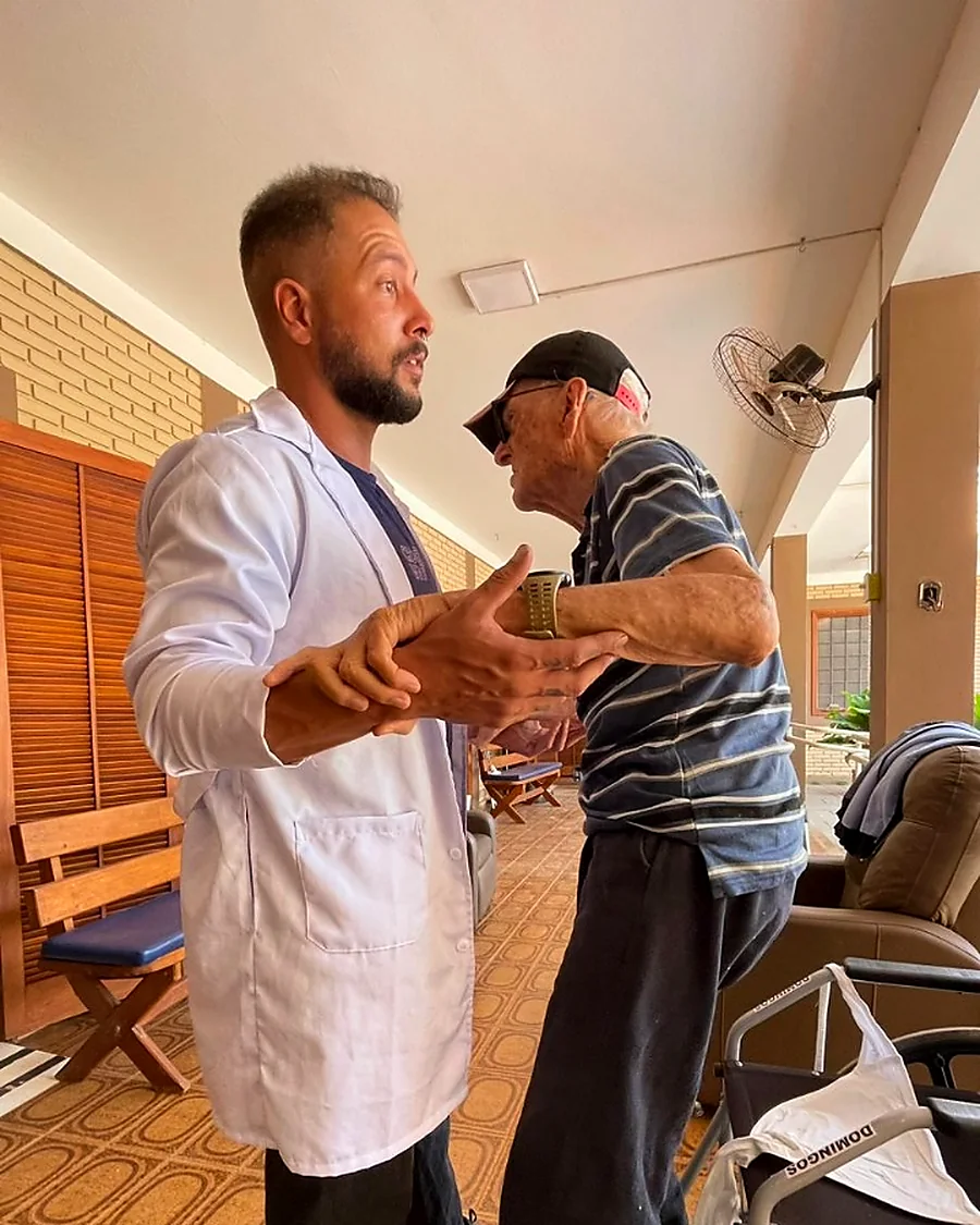 Profissional amparando um hóspede na Rede Vitória Spa