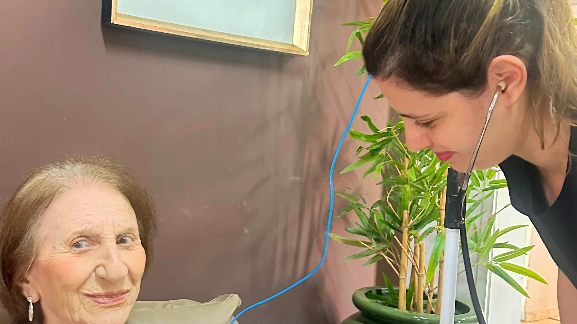 Enfermeira acompanhando uma hóspede na Rede Vitória Spa