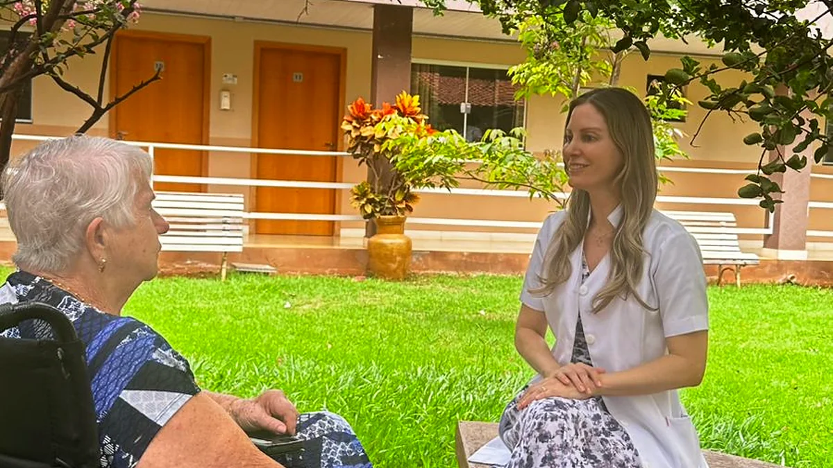 Hóspede e profissional conversando no jardim da Rede Vitória Spa