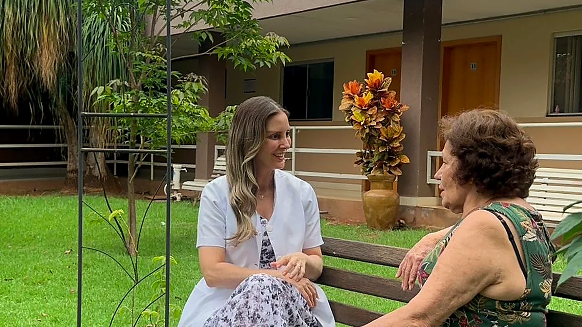 Hóspede e profissional sentadas no jardim da Rede Vitória Spa